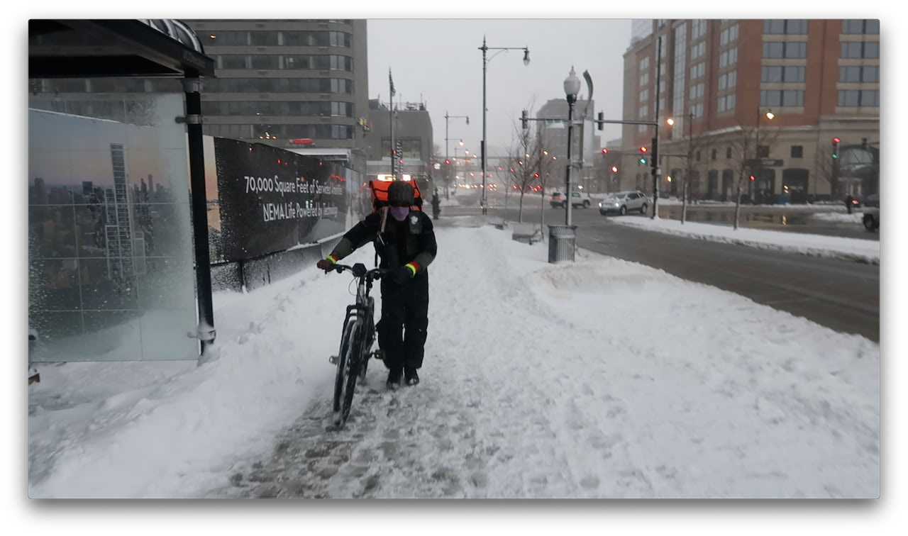 极端天气中的Uber Eats外卖员