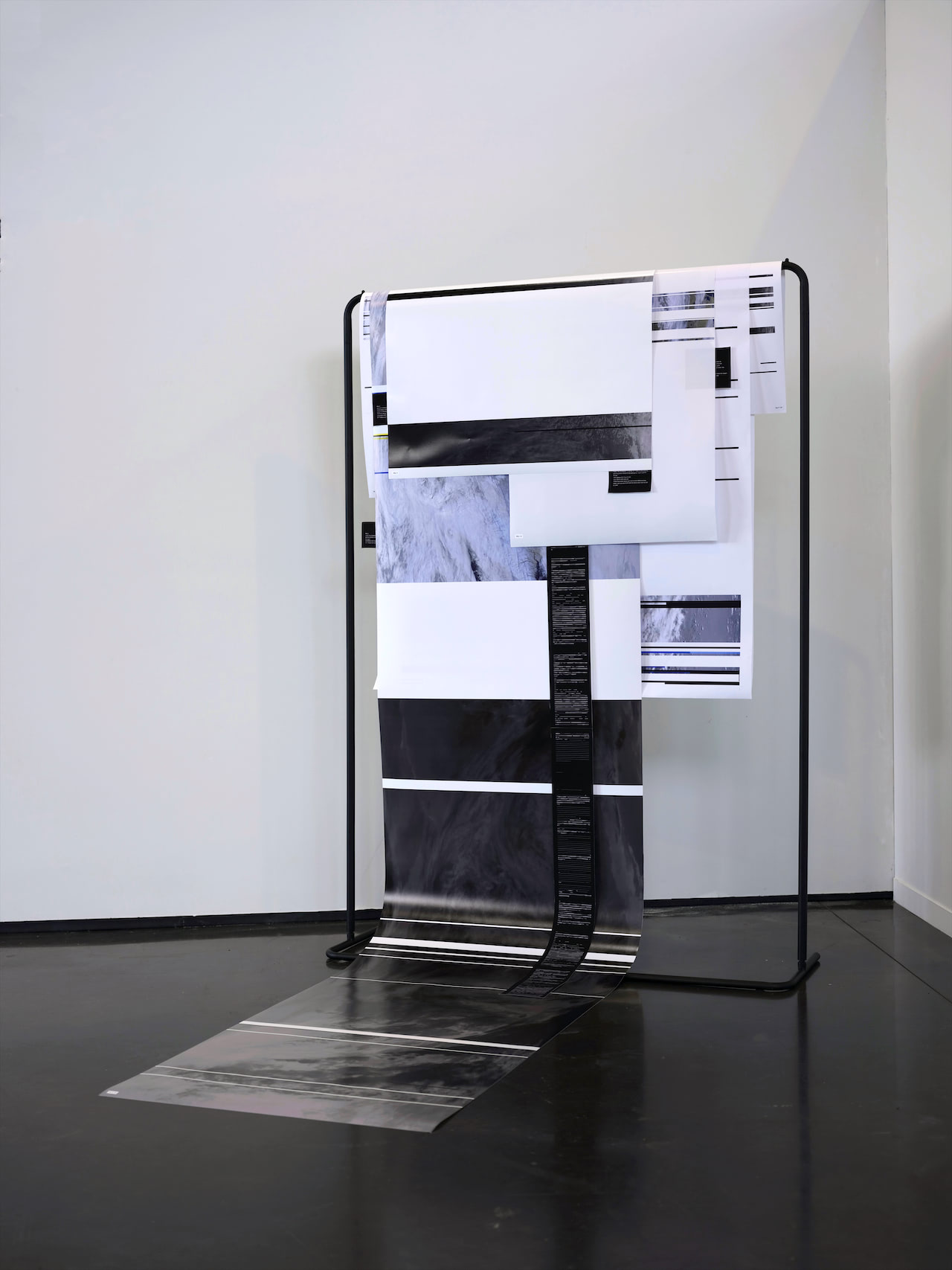 旧版installation view（之后可替换为实际展出图片